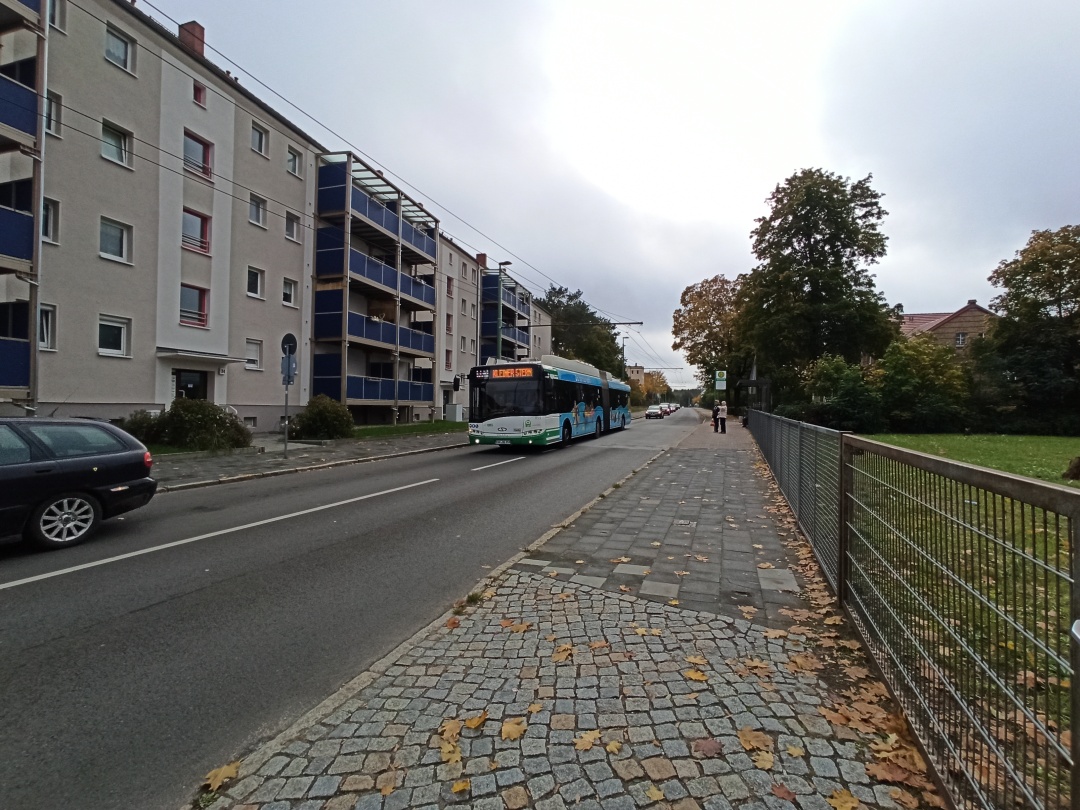 Gelenkobus 059 hält an der Ersatzhaltestelle Schönholzer Straße