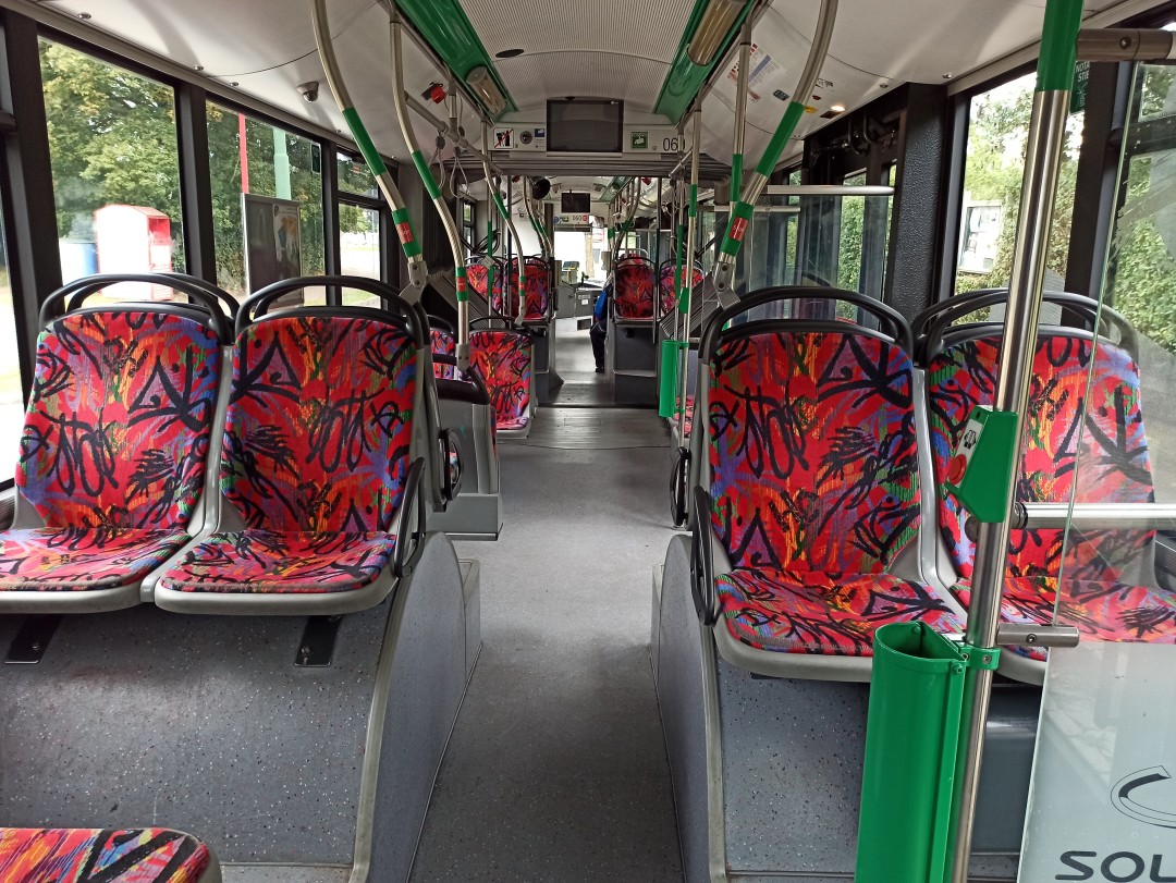 Gelenkobus Nr. 060 vom polnischen Typ Solaris Trollino 18 AC - Innenansicht von hinten nach vorn