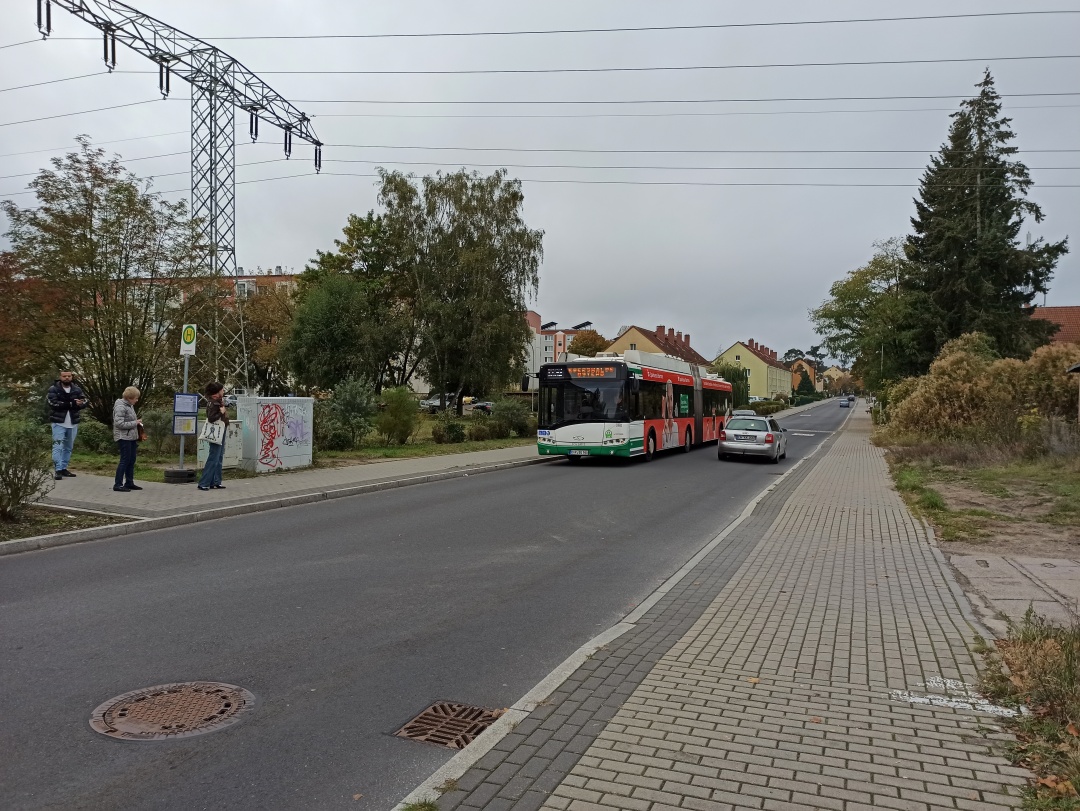 Gelenkobus 060 kommt von der Schönholzer Straße und fährt die Ersatzhaltestelle Forsthaus in der Fritz-Weineck-Straße an