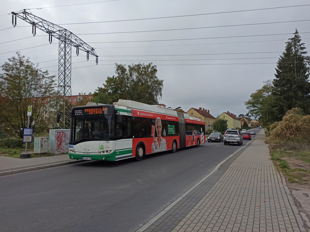 Gelenkobus 060 an der Ersatzhaltestelle Forsthaus in der Fritz-Weineck-Straße