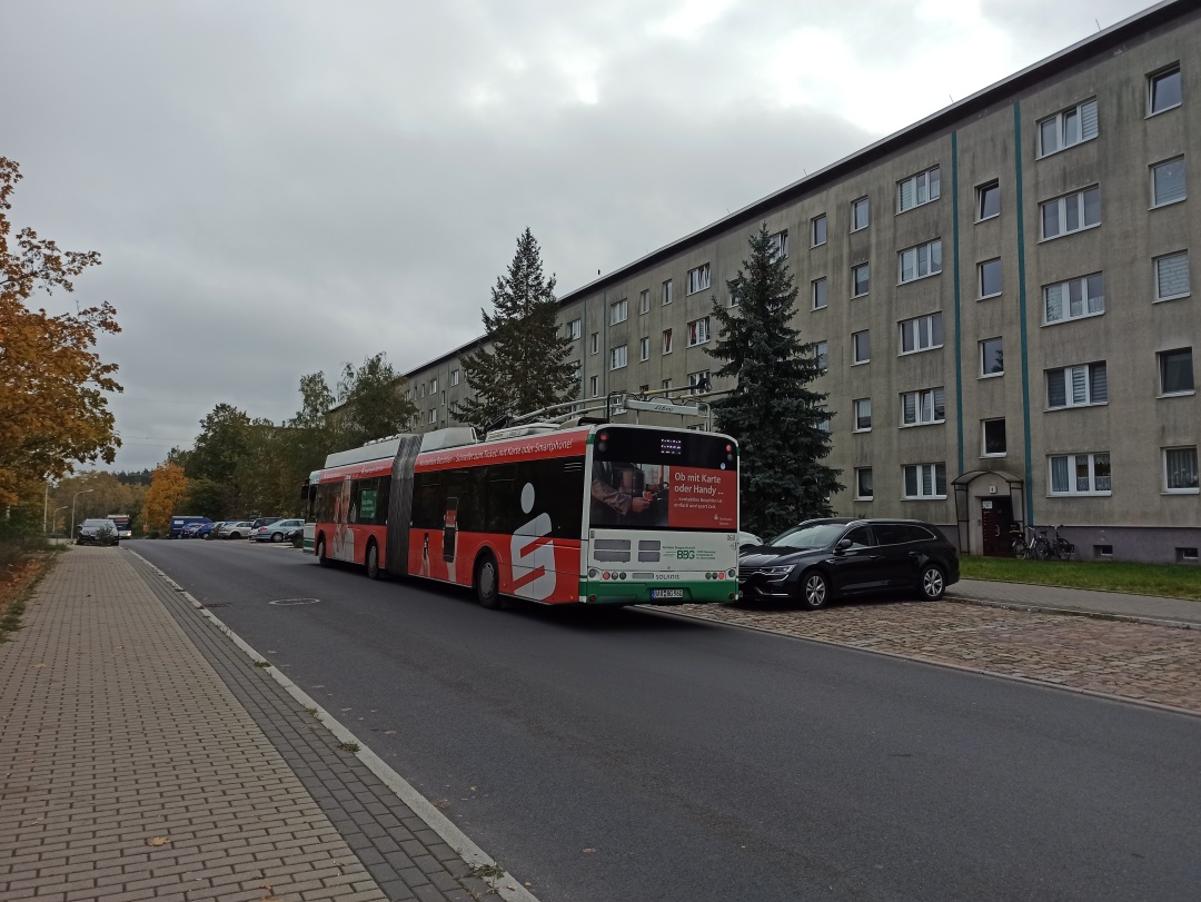 Abfahrt des Gelenkobusses 060 von der Ersatzhaltestelle Forsthaus in der Fritz-Weineck-Straße in Richtung des Eberswalder Stadtteiles Westend