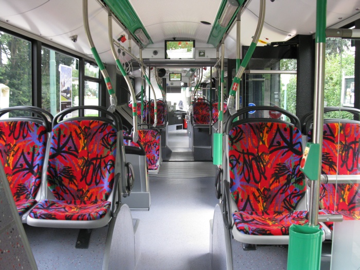 Fahrgastinnenraum des Gelenkobusses 061 vom Typ Solaris Trollino 18 AC - Das Foto wurde vom Heck aus aufgenommen und zeigt die unterschiedlichen Sitzhöhen und einige Podeste.