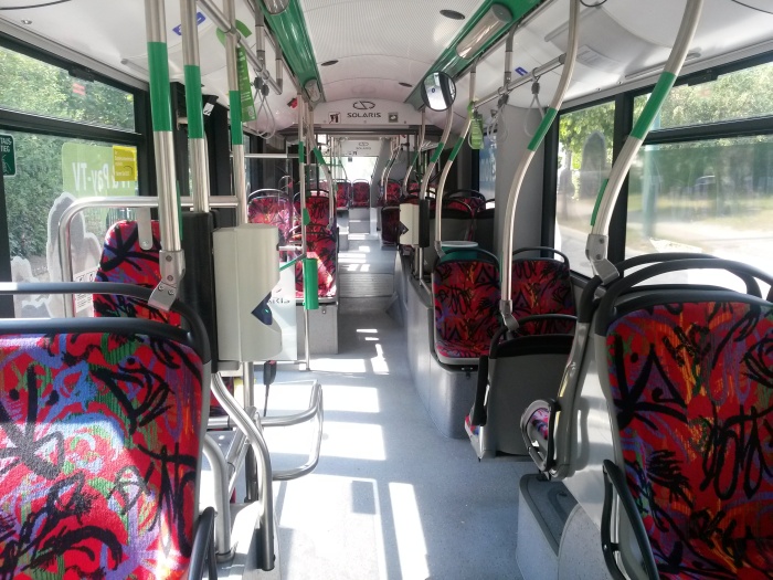 Gelenkobus Nr. 061 vom polnischen
Typ Solaris Trollino 18 AC - Innenansicht von vorn nach hinten