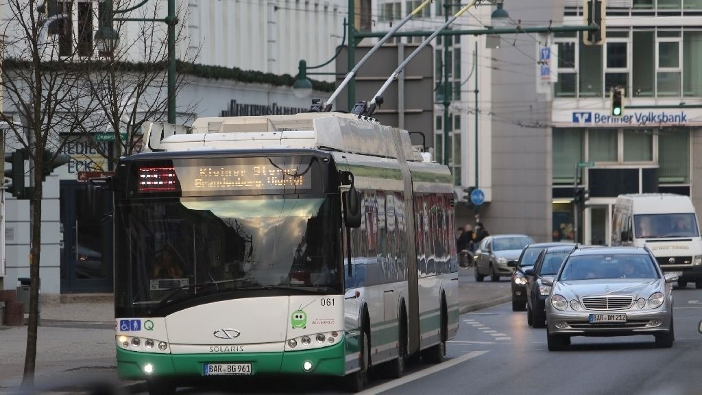 Vertraut im Stadtbild: Ein Oberleitungsbus fährt durch Eberswalde. Bald vielleicht auch in Berlin.
