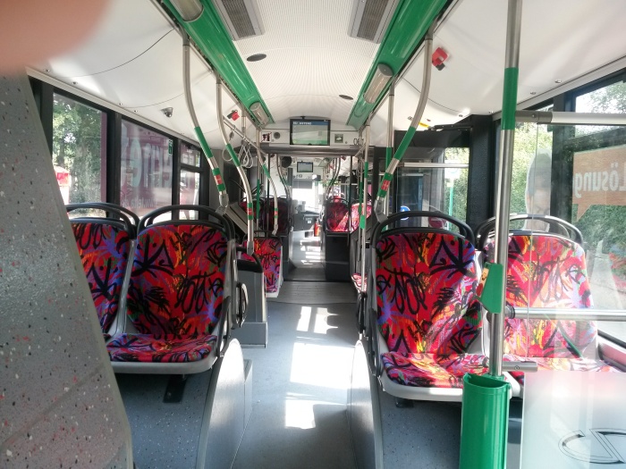Gelenkobus Nr. 061 vom polnischen
Typ Solaris Trollino 18 AC - Innenansicht von hinten nach vorn