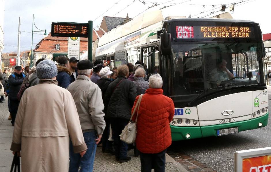 Andrang an der Haltestelle: Am Markt warten Passagiere auf das Einsteigen in den Obus. Das Foto ist am Vormittag entstanden. Die Zahl der Fahrgäste ist deutlich gestiegen.