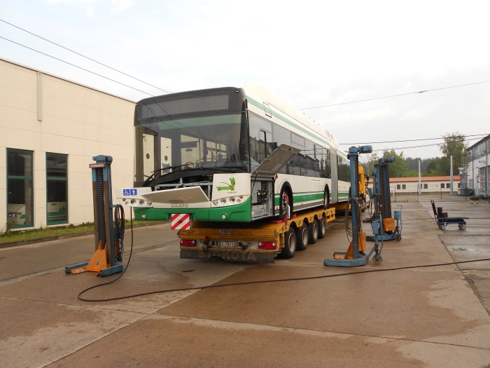 Gelenkobus 063 vom polnischen Typ Solaris Trollino 18 AC auf dem Betriebshof Nordend angeliefert