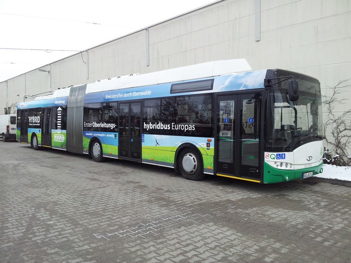 Gelenkobus Nr. 063 vom polnischen Typ Solaris Trollino 18 AC, ausgerüstet mit einer Lithium-Ionen-Batterie für bis zu 20 km Fahrt ohne Oberleitung