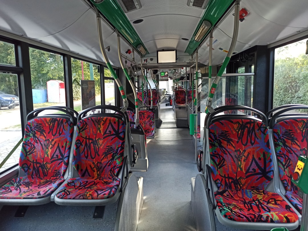 Gelenkobus Nr. 063 vom polnischen
Typ Solaris Trollino 18 AC - Innenansicht von hinten nach vorn