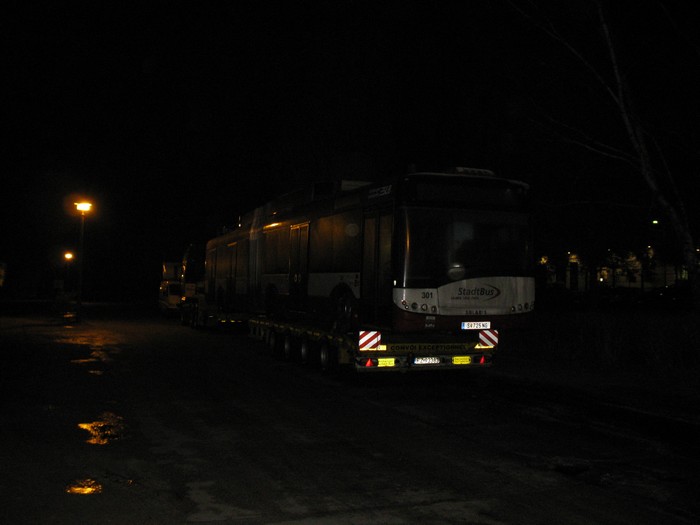 Polnischer LKW-Tieflader mit Fracht und Begleitfahrzeug vor dem Betriebshof Eberswalde/Nordend
