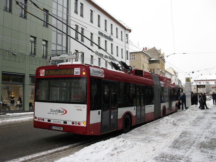 Salzburger Gelenkobus Nr. 301 vor dem Kundencenter der Barnimer Busgesellschaft am Markt