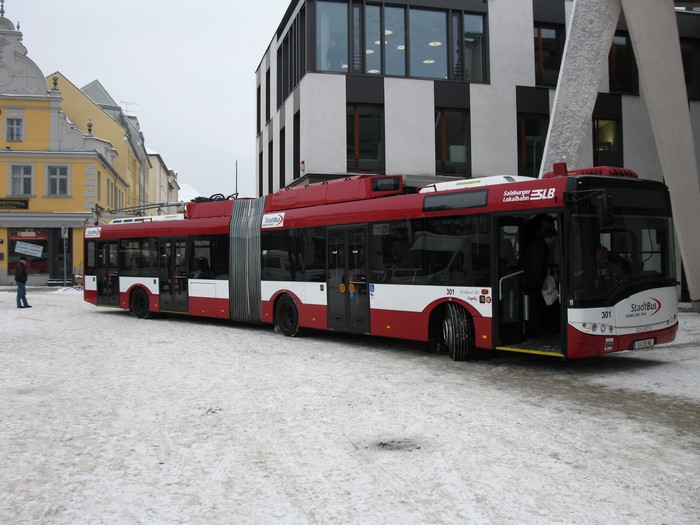 Der Gelenkobus parkt vor dem Haupteingang der Kreisleitung.