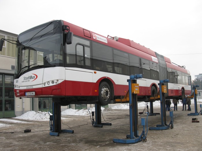 Der Salzburger Gelenkobusses 301 etwa 1,30 m über dem Betriebshof Nordend