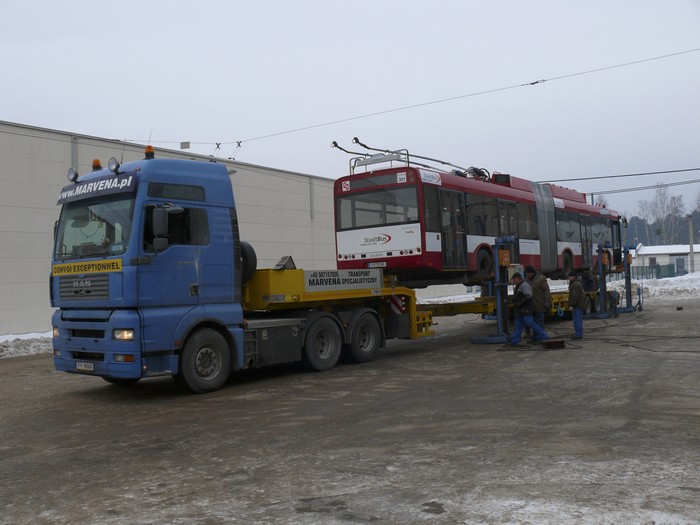 Der Gelenkobus wird auf den LKW-Tieflader abgesetzt.