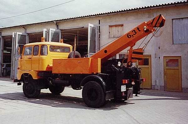 Abschleppwagen vom DDR-Typ IFA W 50 LA/AB/A vor der alten Werkstatthalle auf dem Betriebshof Eberswalde/Nordend