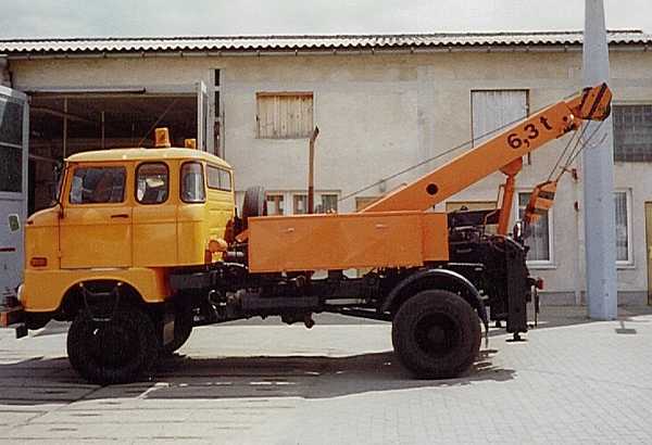 Abschleppwagen vom DDR-Typ IFA W 50 LA/AB/A vor der alten Werkstatthalle auf dem Betriebshof Eberswalde/Nordend