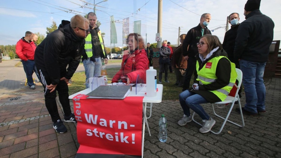24-stündiger Warnstreik: Vor dem
Eberswalder Betriebshof haben sich Beschäftigte der Barnimer Busgesellschaft und Verdi-Vertreter versammelt, um ihren Forderungen Ausdruck zu
verleihen.