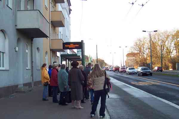 Geduldsprobe für die Fahrgäste!
Alle starren in eine Richtung. Wann kommt er denn endlich? Der Obus kam nach 35 Minuten!