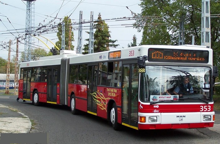 Ehemaliger Eberswalder Gelenkobus Nr. 035 vom österreichischen Typ ÖAF Gräf & Stift NGE 152 M17 in Budapest/H
mit der Wagen-Nr. 353 auf dem Betriebshof Kobányai Garázs