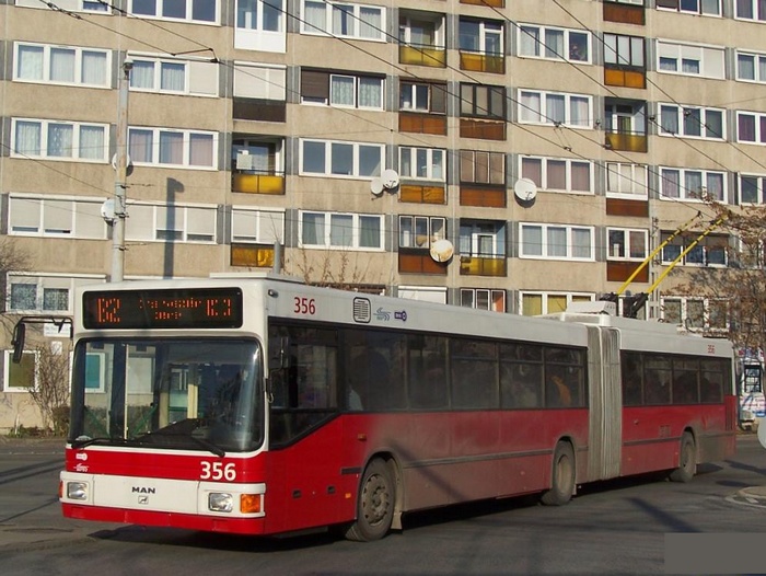 Ehemaliger Eberswalder Gelenkobus Nr. 031 vom österreichischen Typ ÖAF Gräf & Stift NGE 152 M17 in Budapest/H
mit der Wagen-Nr. 356 auf dem Örs Vezér tere