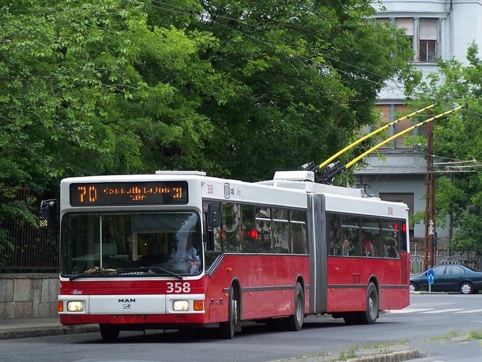 Ehemaliger Eberswalder Gelenkobus Nr. 037 vom österreichischen Typ ÖAF Gräf & Stift NGE 152 M17 in Budapest/H
mit der Wagen-Nr. 358 in der Bajza utca.