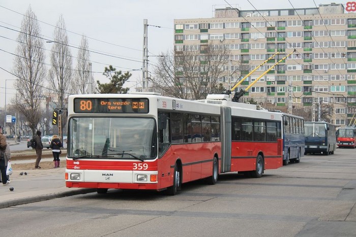 Ehemaliger Eberswalder Gelenkobus Nr. 004 vom österreichischen Typ ÖAF Gräf & Stift NGE 152 M17 in Budapest/H
mit der Wagen-Nr. 359 auf dem Örs vezér tere.