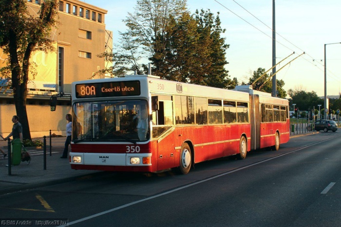 Gelenkobus 350 ex EW 040 im Einsatz auf der Budapester Obus-Linie 80A in Richtung Certő utca am 15.06.2012
