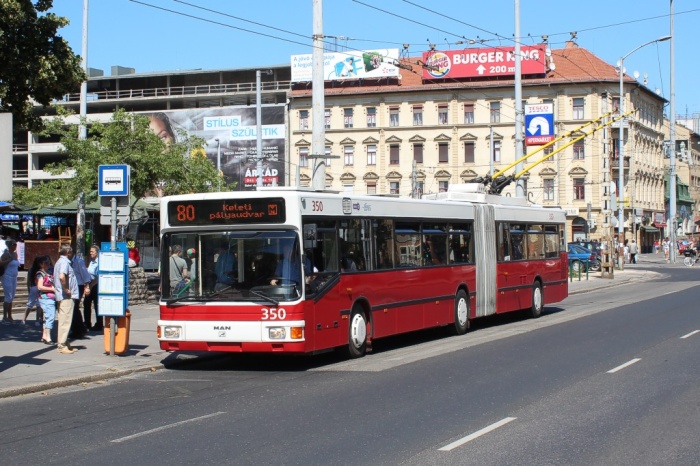Gelenkobus 350 ex EW 040 im Einsatz auf der Budapester Obus-Linie 80 in Richtung Keleti pályaudvar M am 16.06.2012