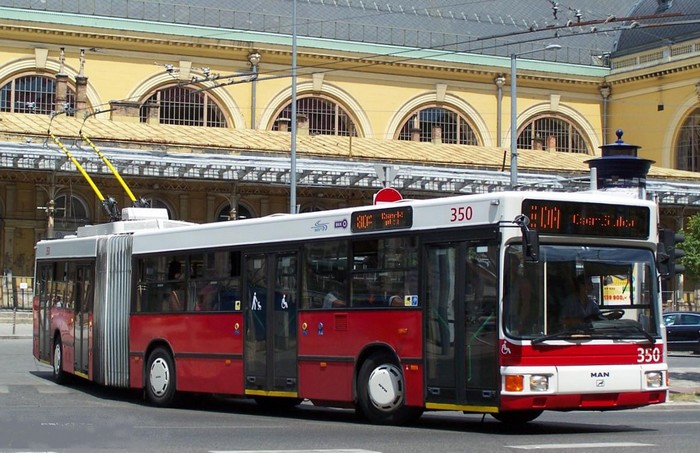 Ehemaliger Eberswalder Gelenkobus Nr. 040 vom &ouml;sterreichischen Typ &Ouml;AF Gr&auml;f & Stift NGE 152 M17 in Budapest/H mit der Wagen-Nr. 350 vor dem Keleti p&aacute;lyaudvar