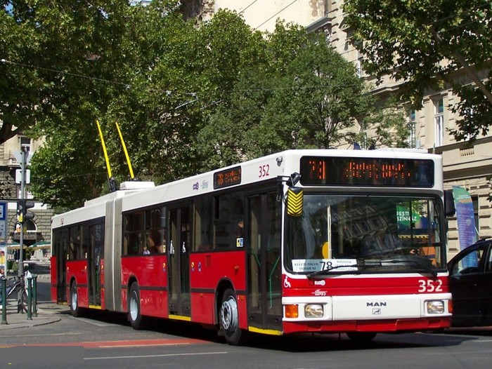 Ehemaliger Eberswalder Gelenkobus Nr. 038 vom österreichischen Typ ÖAF Gräf & Stift NGE 152 M18 in Budapest/H
mit der Wagen-Nr. 352 in der Nagymező utca.