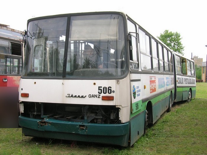Ehemaliger Eberswalder Gelenkobus Nr. 025 vom ungarischen Typ Ikarus 280.93 mit der Szegediner Wagen-Nr. 506 auf dem Betriebshof
in Szeged/Ungarn am 20.05.2007