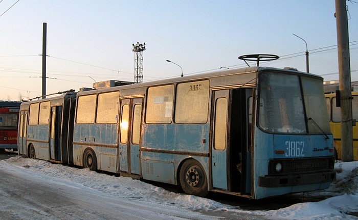 Ehemaliger Eberswalder Gelenkobus Nr. 023 vom ungarischen Typ Ikarus 280.93 mit der Chelyabinsker Wagen-Nr. 3862 verschrottet
im März 2009