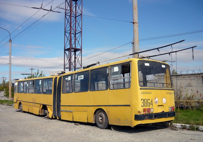 Ehemaliger Eberswalder Gelenkobus Nr. 024 vom ungarischen Typ Ikarus 280.93 mit der Chelyabinsker Wagen-Nr. 3864 verschrottet
im März 2009