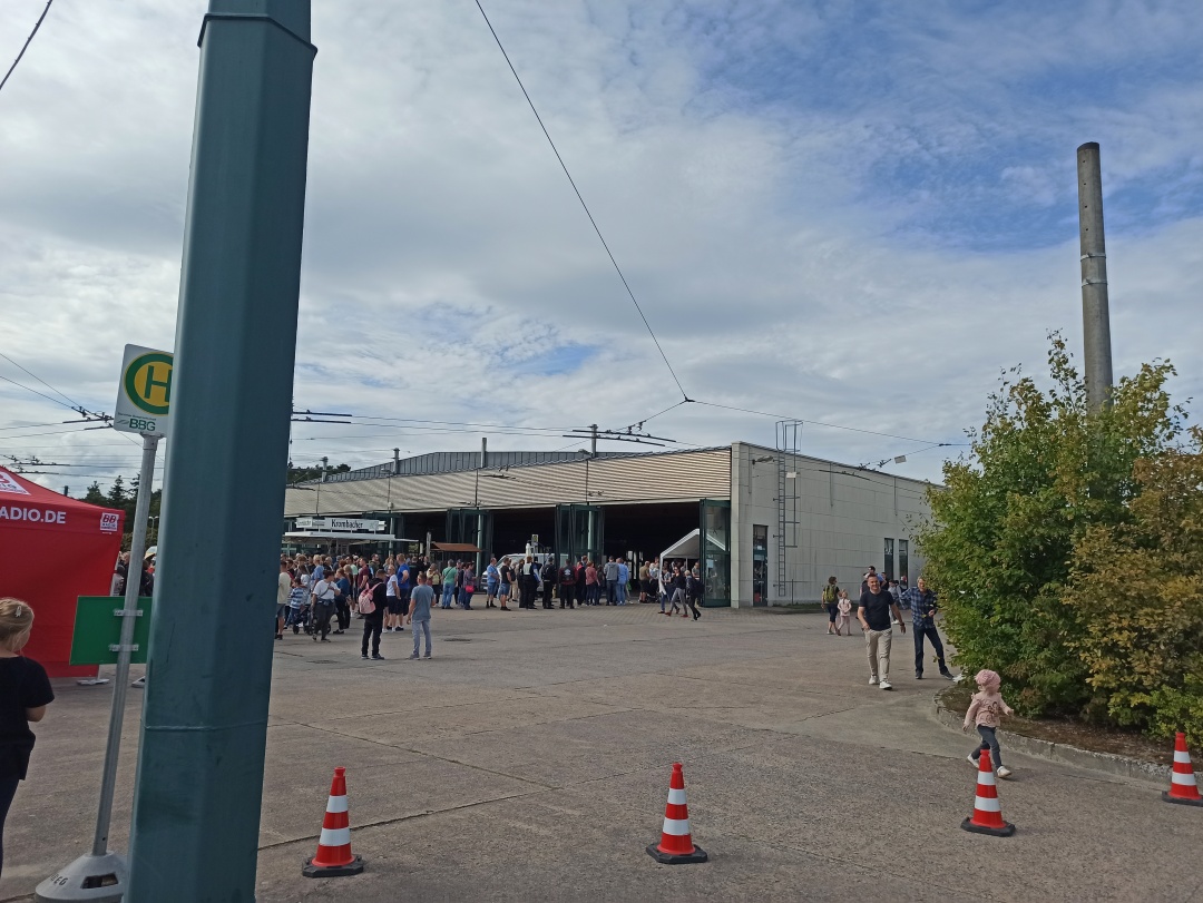 Haltestelle für den Fahrschulbus für jedermann
